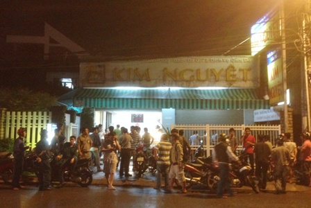 Rất đông người hiếu kỳ theo dõi vụ cướp tại tiệm vàng Kim Nguyệt.
