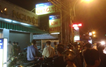 Rất đông người hiếu kỳ theo dõi vụ cướp tại tiệm vàng Kim Nguyệt.